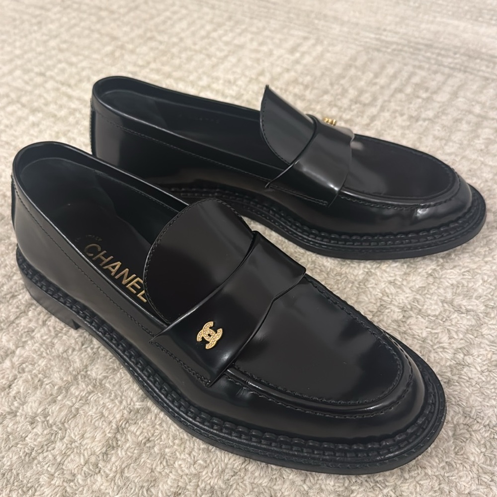 CHANEL Women's Interlocking CC Logo Loafers in black - Picture 3 of 8
